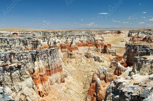 Fotografía Colorful geological formations of Coal Mine canyon in the Navajo and Hopi tribal