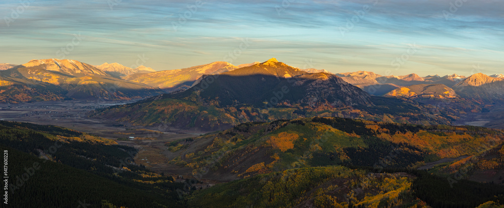 Fototapeta premium First light on the mountains above Crested Buttte Colorado. 