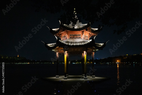 Obraz na płótnie Authentic Chinese Streets and Cultural Heritage Sites – Daily Life and Historic Beauty w salonie