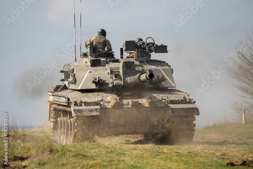 Obraz na płótnie close-up of a commander directing a Challenger 2 II FV4034 main battle tank, reversing away at high speed w salonie