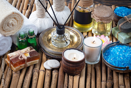 Obraz na płótnie Spa treatment with candles and towel on wooden table, closeup w salonie