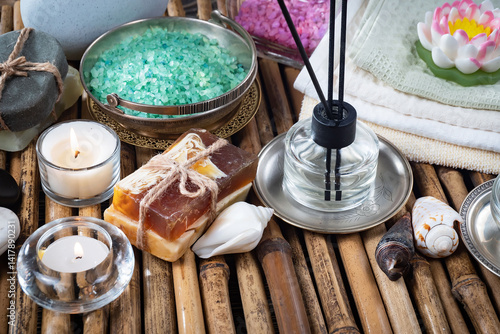 Obraz na płótnie Spa treatment with candles and towel on wooden table, closeup w salonie