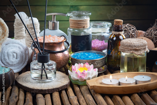 Obraz na płótnie Spa treatment with candles and towel on wooden table, closeup w salonie