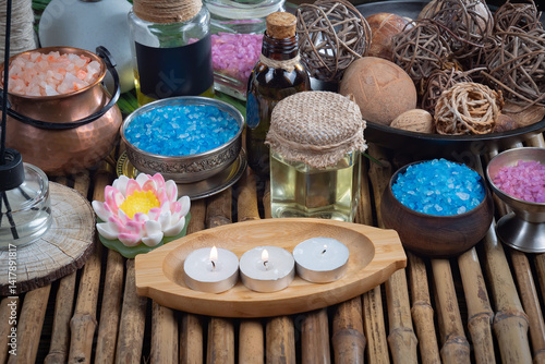 Obraz na płótnie Spa treatment with candles and towel on wooden table, closeup w salonie