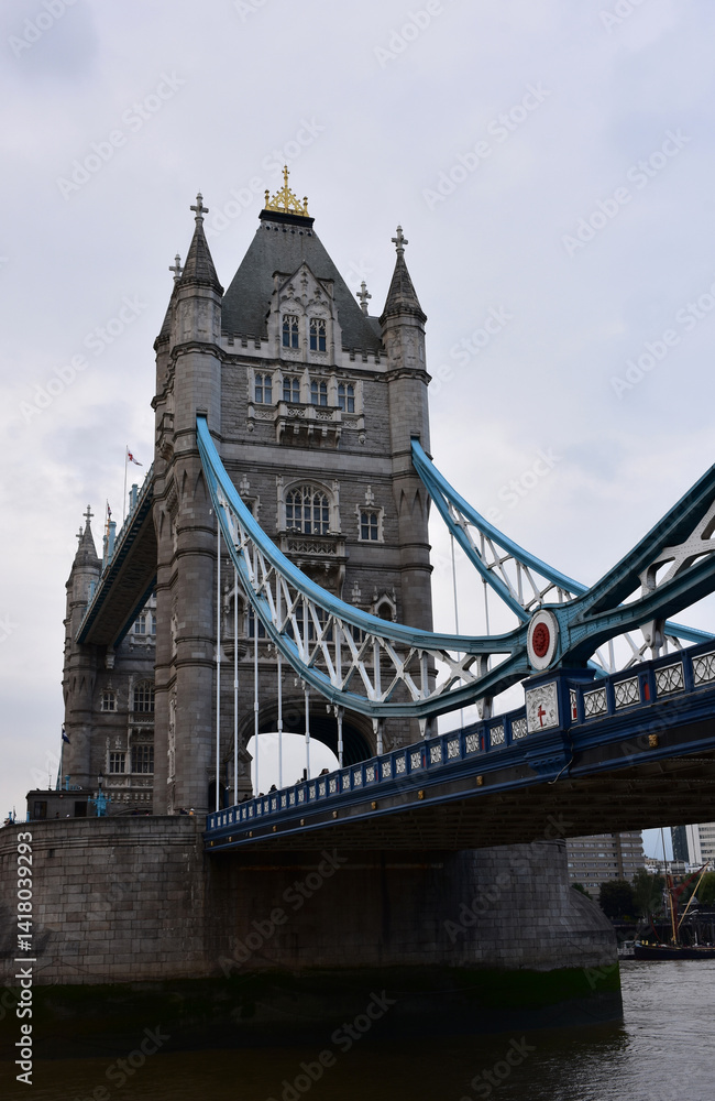 Obraz premium Tower Bridge Over the Thames River in England