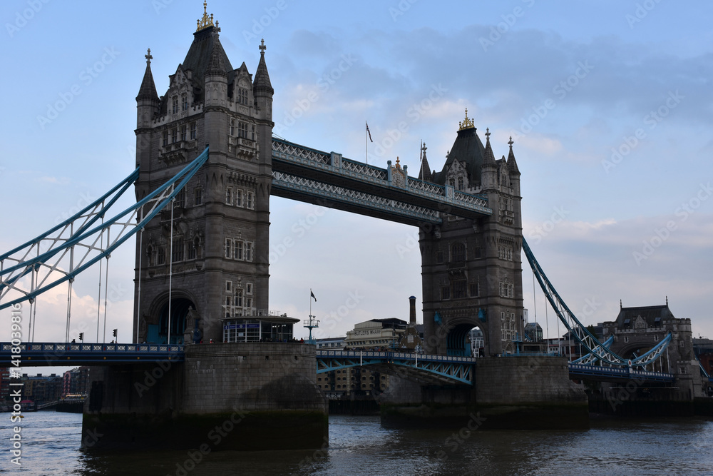 Obraz premium Scenic Views of London Bridge Over the Thames