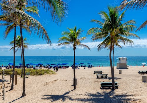 Obraz na płótnie Beautiful tropical sunny beach with palm trees and beach umbrellas in Fort Lauderdale Beach Park, Florida w salonie
