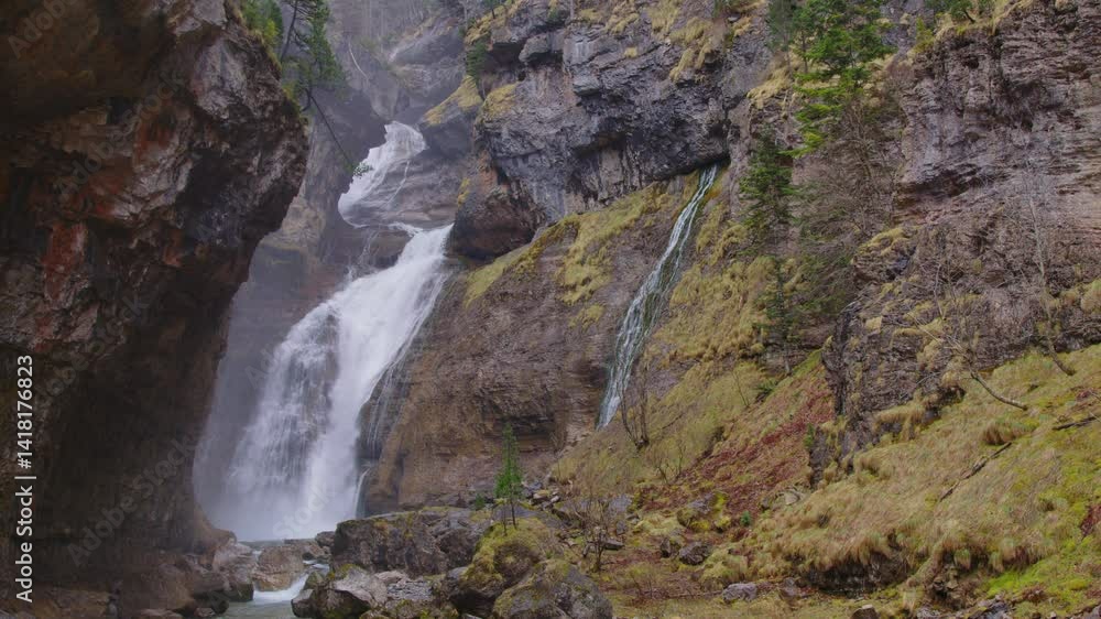 Corriente del río en Ordesa, España – Escenario natural perfecto para fondos y paisajes Corriente del río en Ordesa, España – Escenario natural perfecto para fondos y paisajes