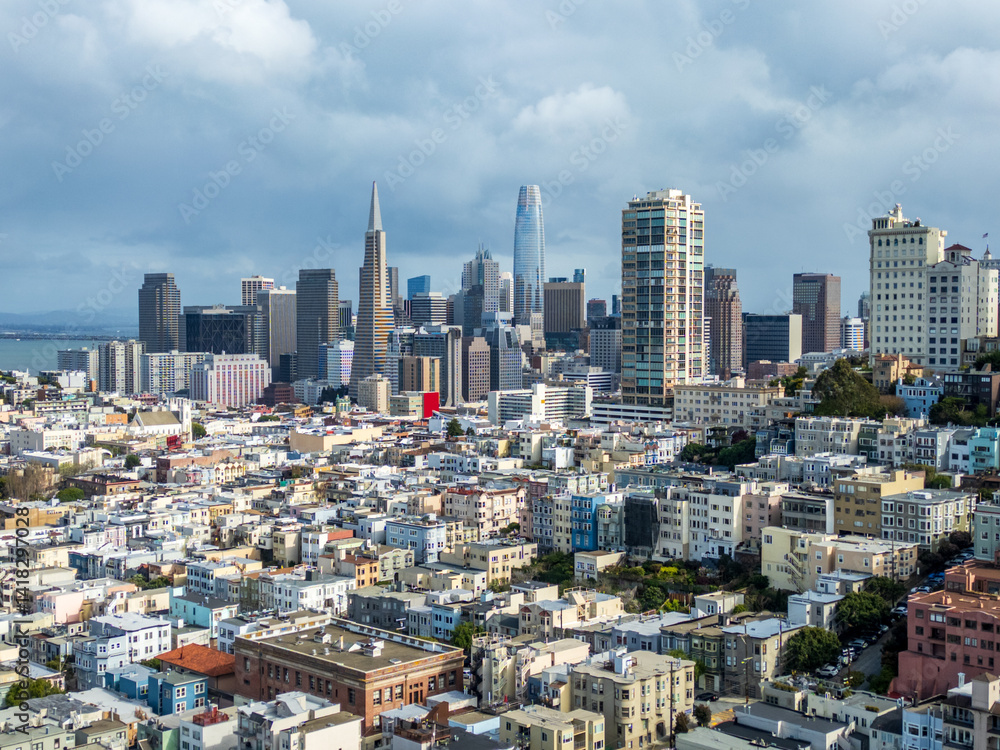 Fototapeta premium View of San Francisco cityscape above from Lombard Street - San Francisco - USA