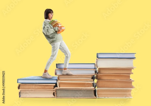 Obraz na płótnie Shocked young woman with many books on yellow background w salonie
