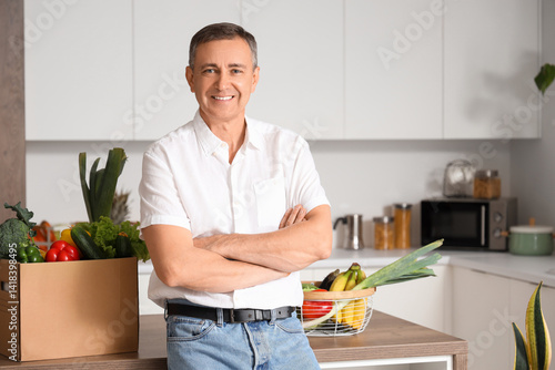 Mature man with cardboard b...