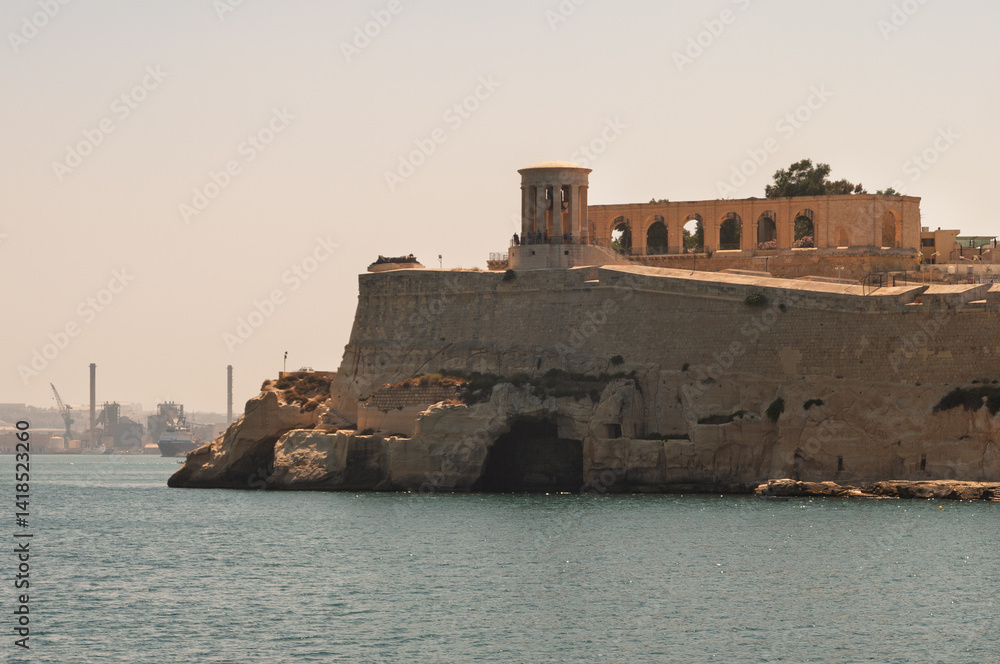 Fototapeta premium A large stone wall with a building on top of it