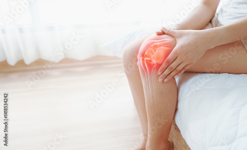 фотографія Woman hands touching her knee area