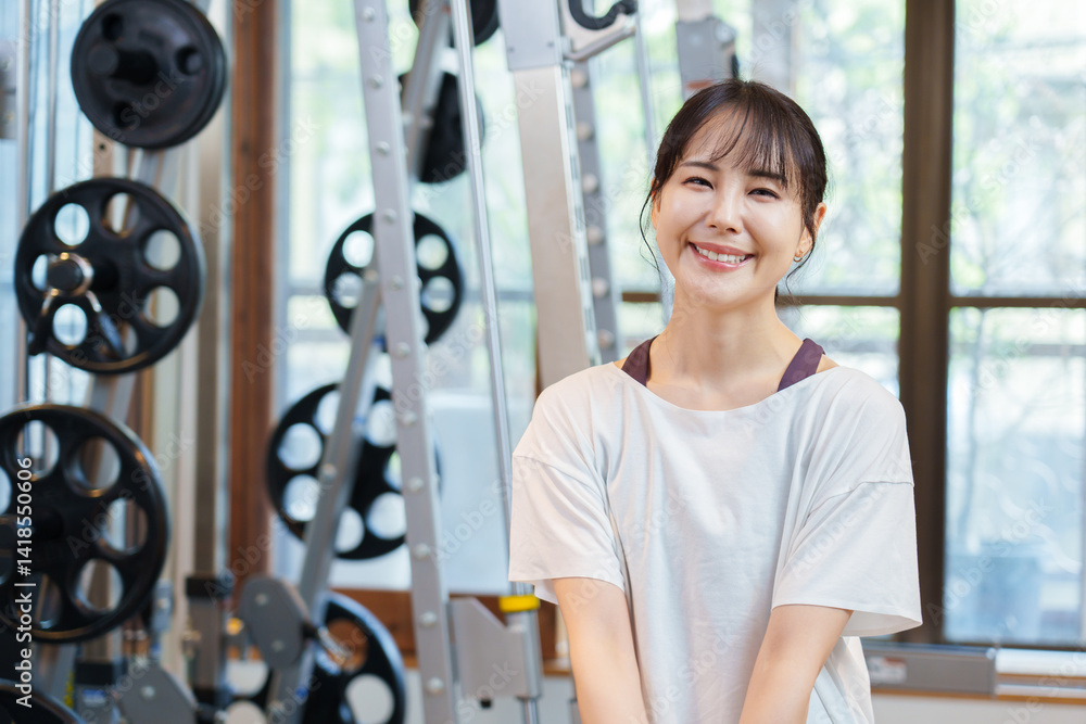 スポーツジムでリラックスする女性