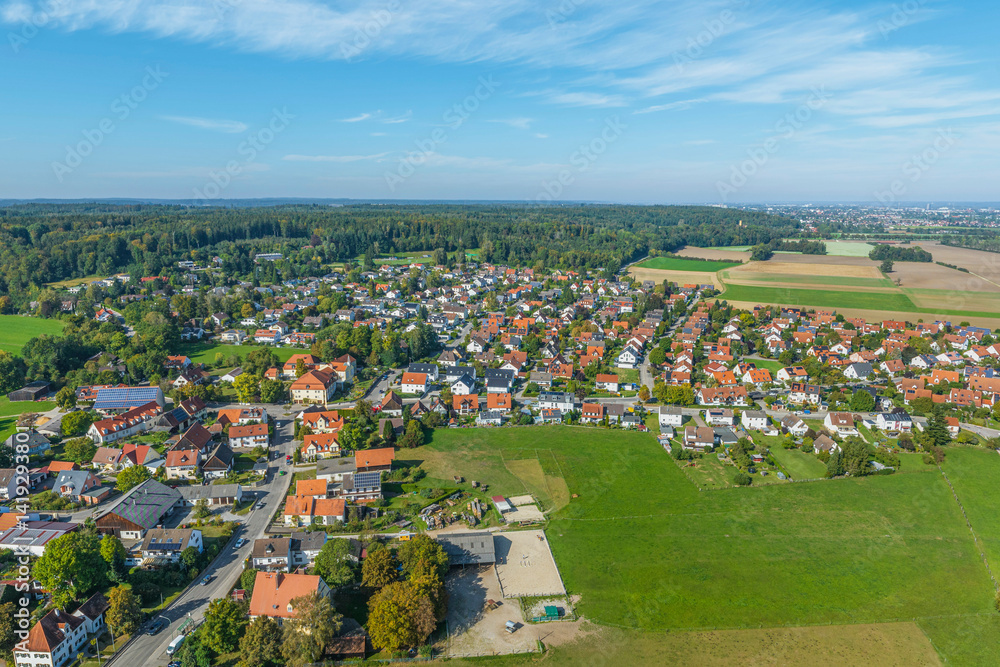 Der Augsburger Stadtteil Bergheim am Rand des Naturpark Westliche Wälder von oben