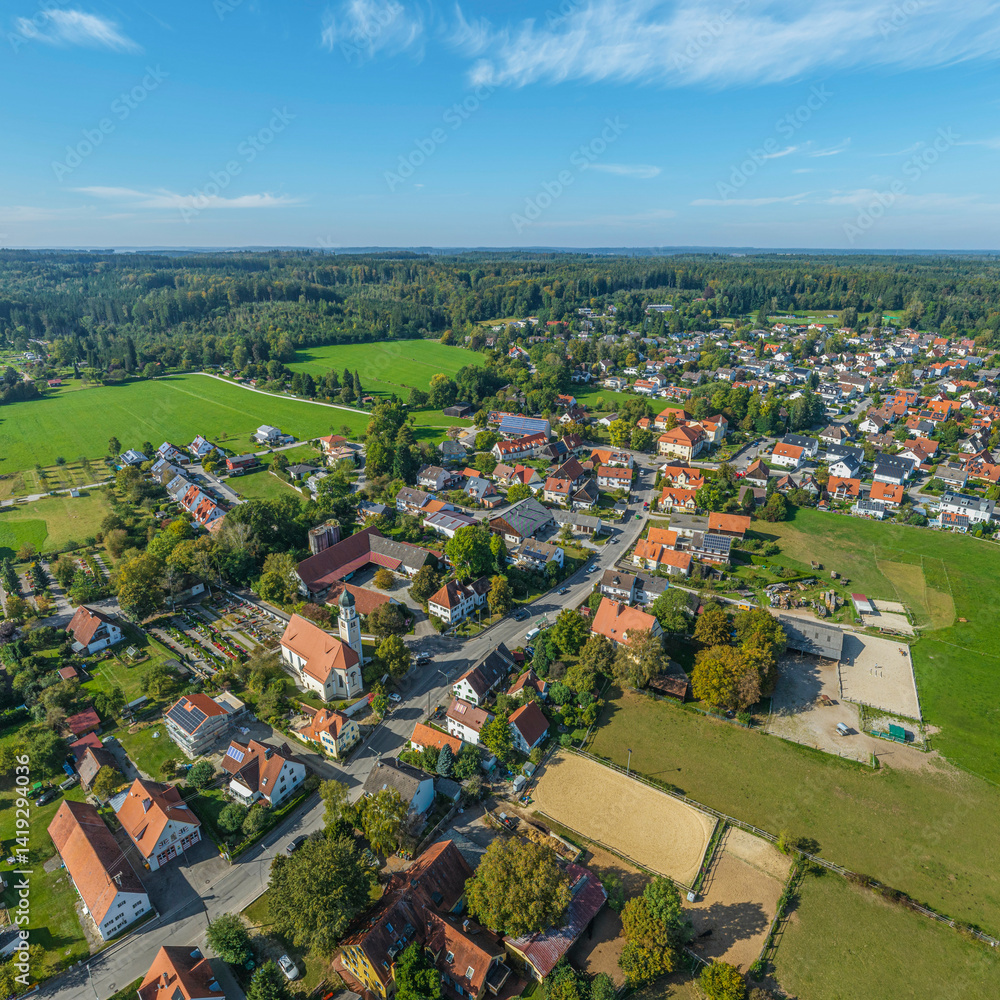 Herbstlicher Ausblick auf Augsburg-Bergheim an einem sonnigen Oktobertag