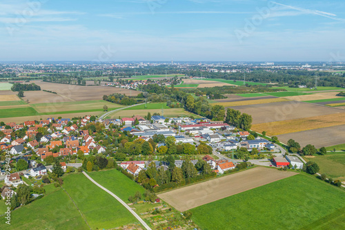Obraz na płótnie Der Augsburger Stadtteil Bergheim am Rand des Naturpark Westliche Wälder von oben w salonie