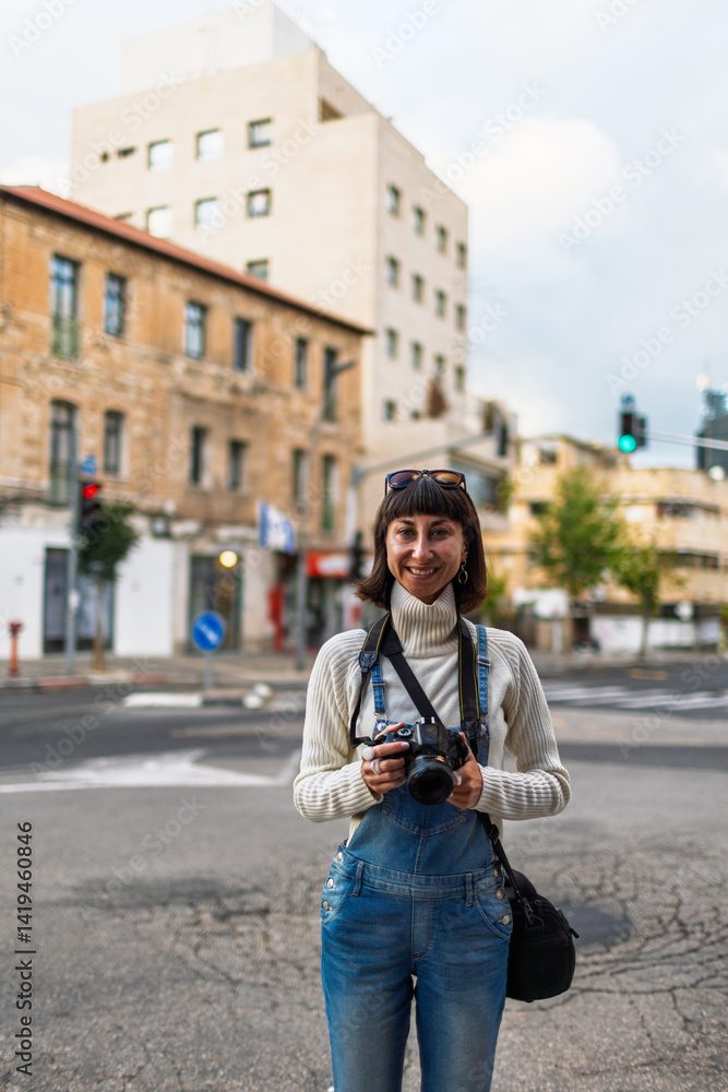 Obraz premium young girl with camera. photographer with camera. stylish girl with camera. takes photo.