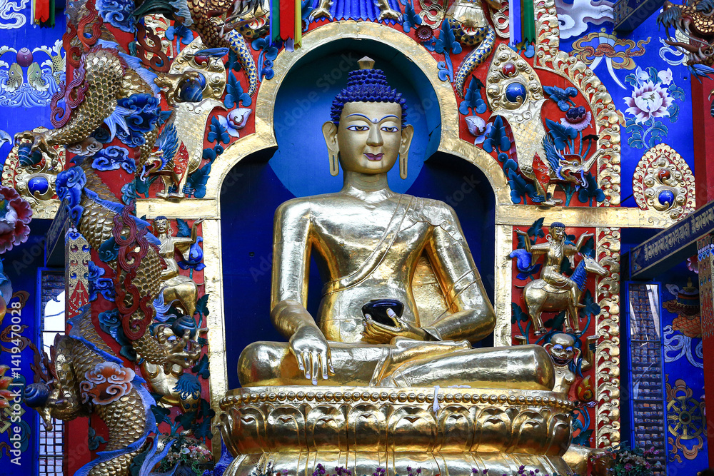 Obraz premium Image of golden buddhist statue in buddhist temple.