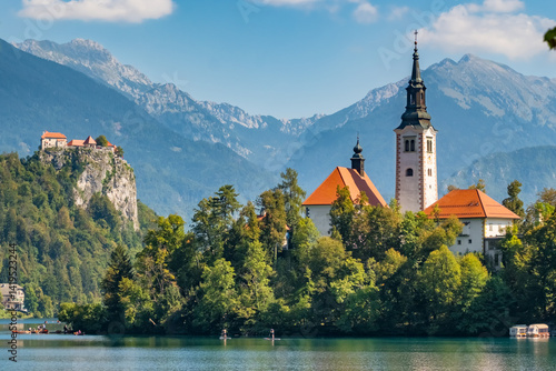 Obraz na płótnie Panorama of the Bled Lake, island with a Church and Bled Castle in Slovenia w salonie