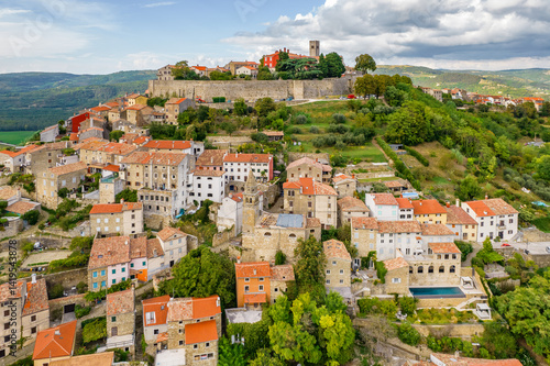 Obraz na płótnie Aerial view of the picturesque historic town of Motovun, Istria region, Croatia w salonie