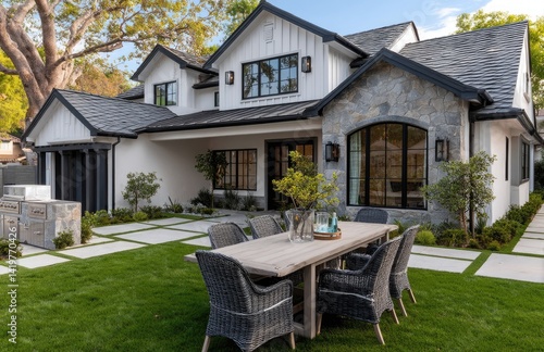 Obraz na płótnie a modern farmhouse-style home in Beverly Hills, with a front yard featuring green grass and an outdoor kitchen area w salonie