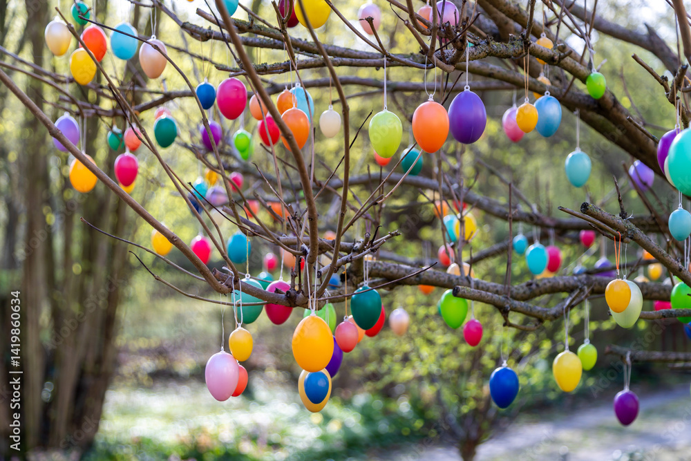 Viele bunte Eier hängen an einem Baum zu Ostern als Dekoration