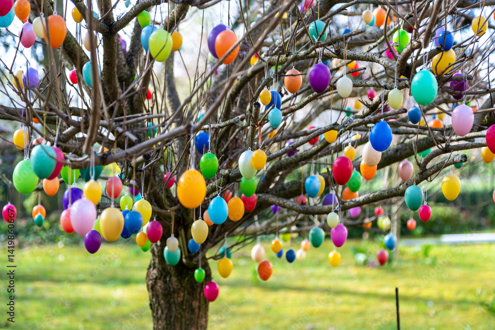 Ein Busch voller bunter Eier zu Ostern