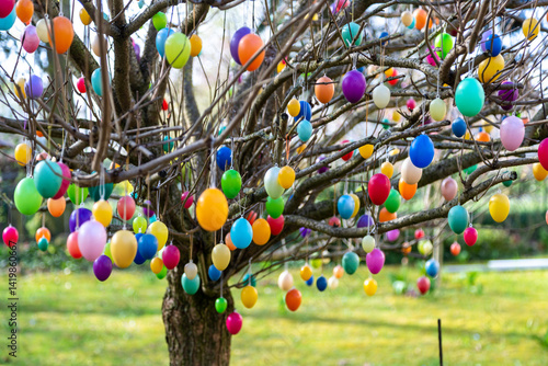 Obraz na płótnie Ein Busch voller bunter Eier zu Ostern w salonie