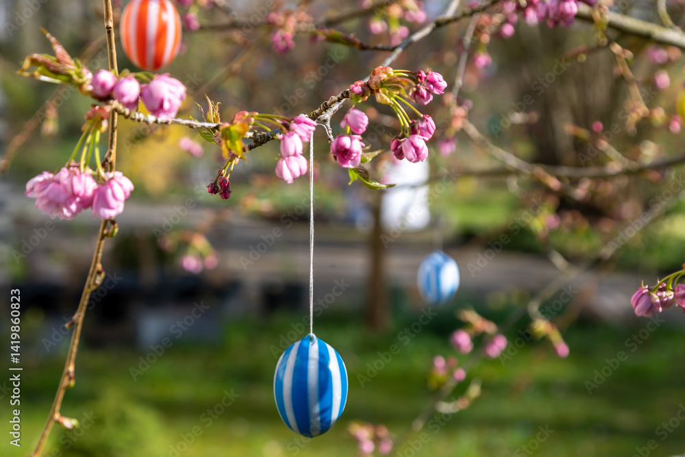 Bunte Eier hängen an einem Baum zu Ostern als Dekoration