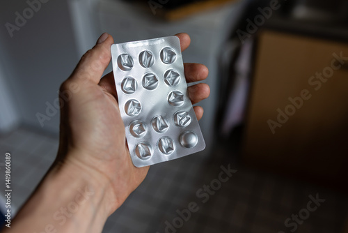 Obraz na płótnie Eine letzte Tablette einer fast leeren Tabletten Verpackung w salonie