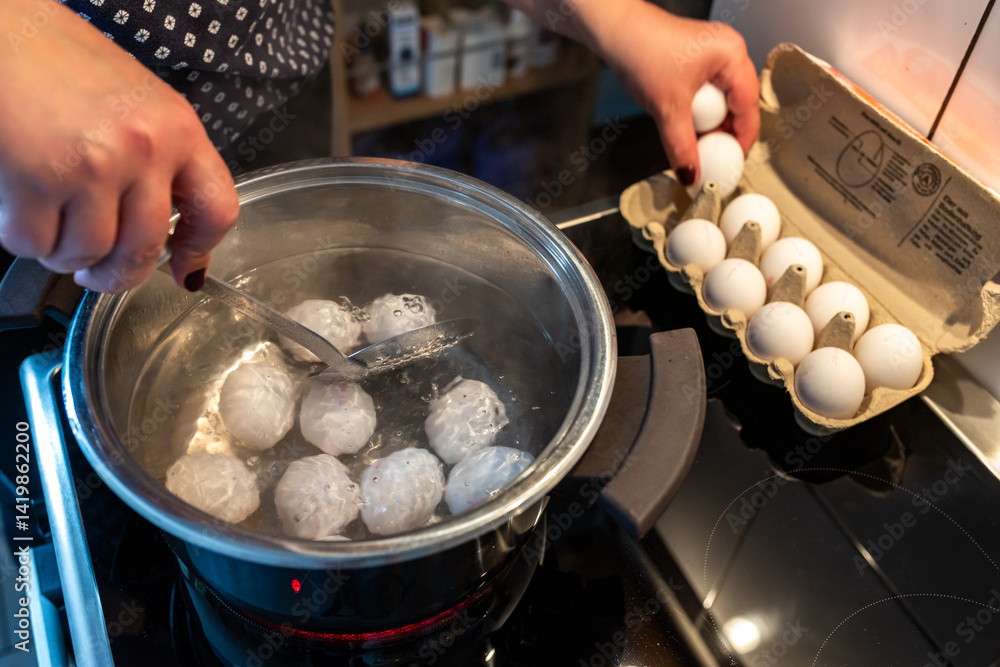 Eier kochen und in einen Topf mit heißem Wasser legen