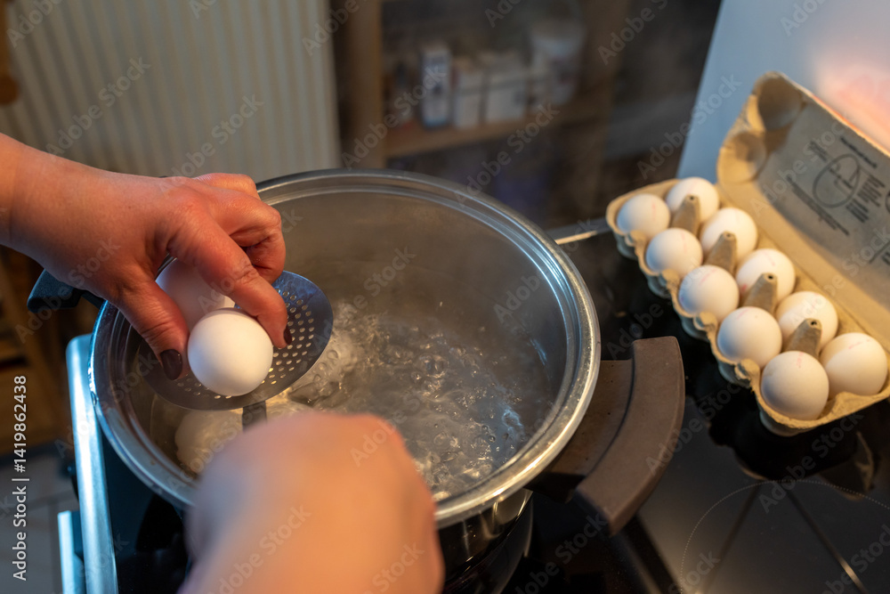 Eier in einen Topf mit heißem Wasser legen