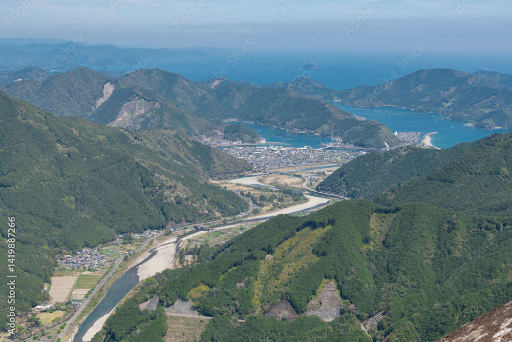 熊野古道伊勢路馬越峠から便石山、銚子川を望む