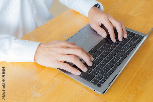 ノートPCで作業をする男性