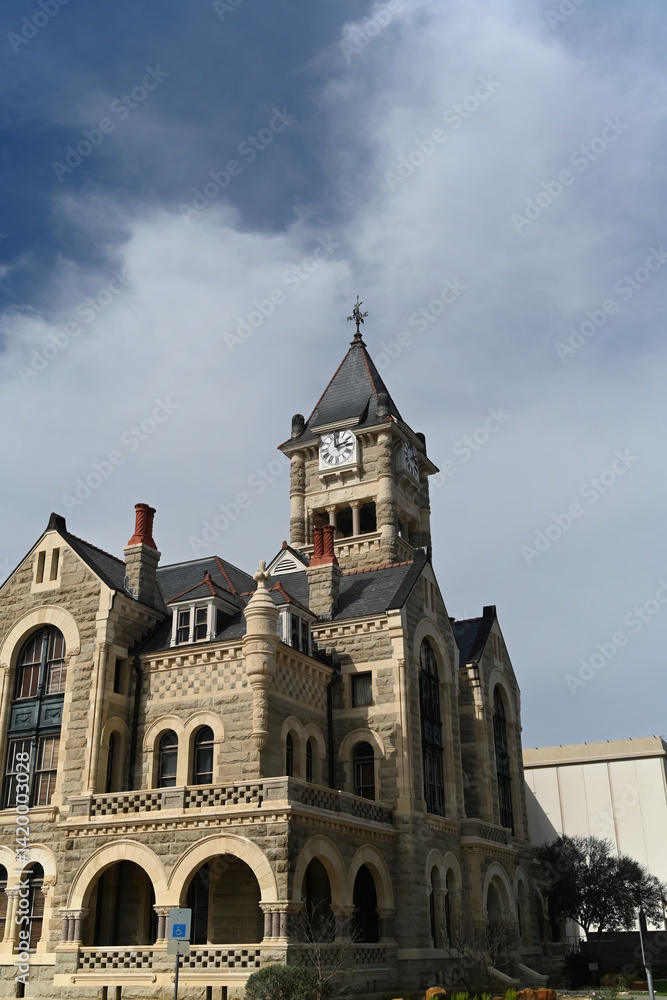 Fototapeta premium Historic Stone Courthouse Under Blue Sky