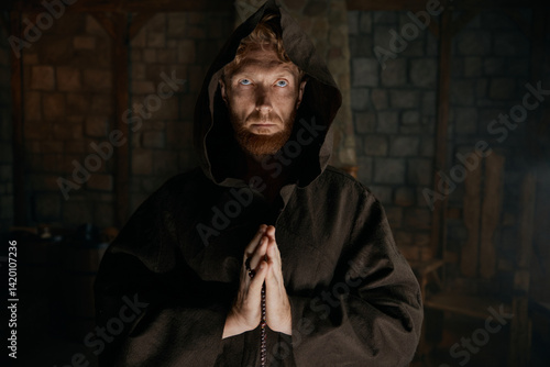 Obraz na płótnie Portrait of blessed priest praying having faith believe in God w salonie