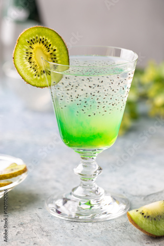 Obraz na płótnie Cold cocktail kiwi drink in a glass with fresh fruits on gray background w salonie