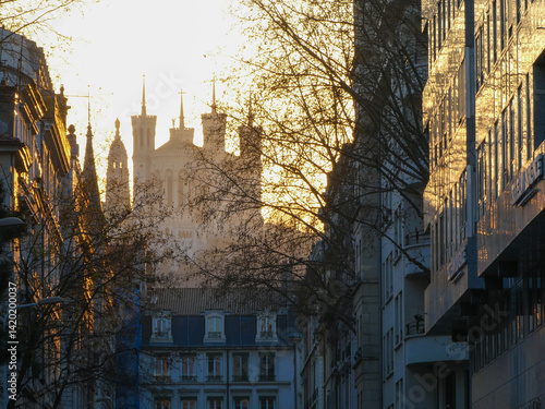 Fototapeta Naklejka Na Ścianę i Meble -  A Lyon en France, vue sur la basilique de fourvière au soleil couchant depuis une rue de la ville