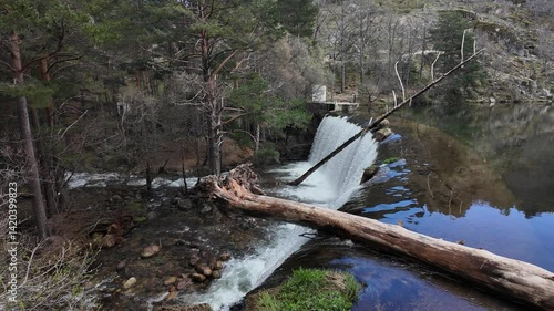 Salto de agua de la presa del Pradillo, Rascafría, Sierra Norte de Madrid. España. Abril 2025.