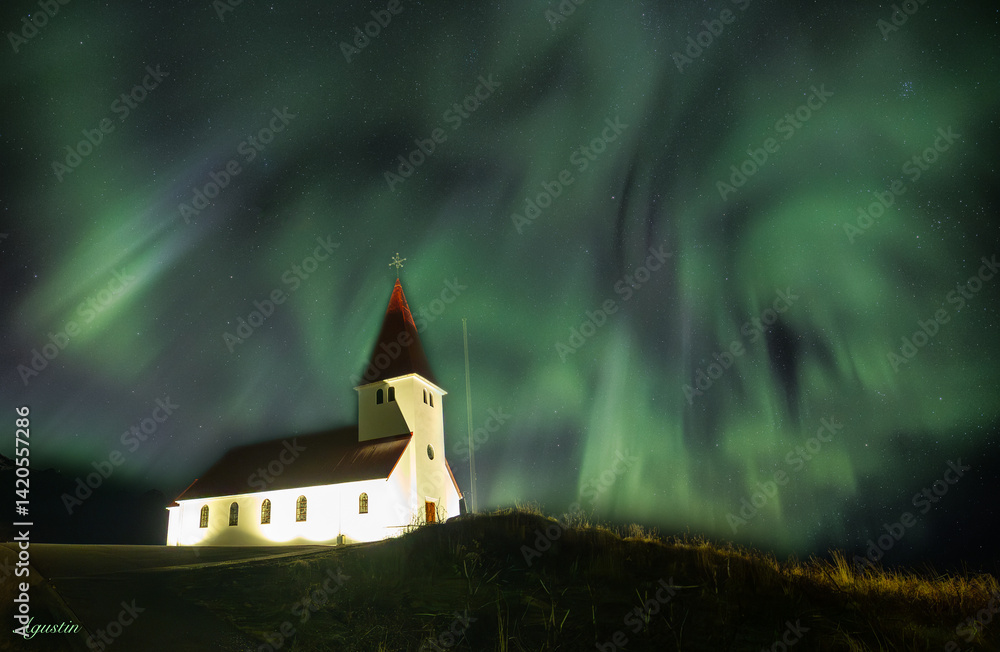 Different photographic compositions in my beloved Iceland, its landscapes and northern lights!