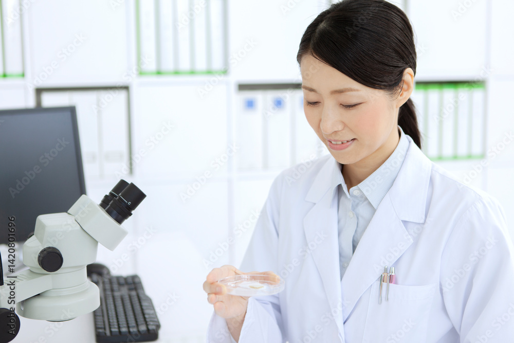検査のをする白衣の女性 検査のをする白衣の女性