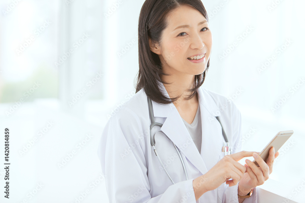 スマートフォンを操作する女性医師