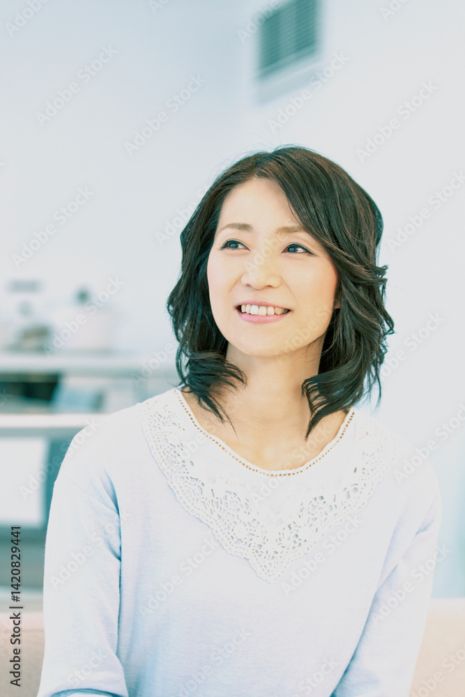 笑顔の中年女性のポートレート 笑顔の中年女性のポートレート