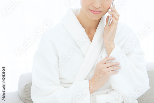 バスローブ姿の中年女性