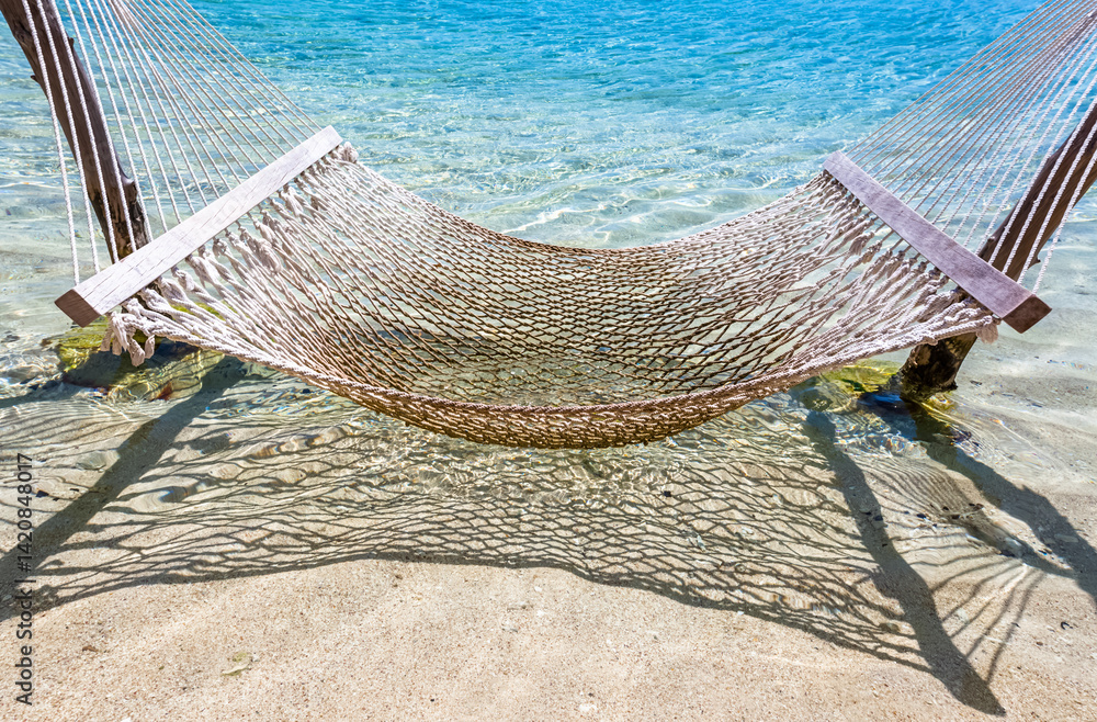 Hamac sur plage paradisiaque