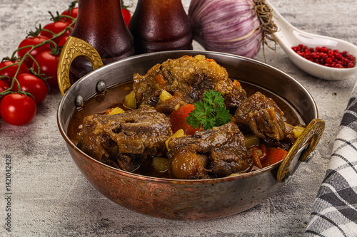 Foto Gourmet Oxtail beef soup with vegetables