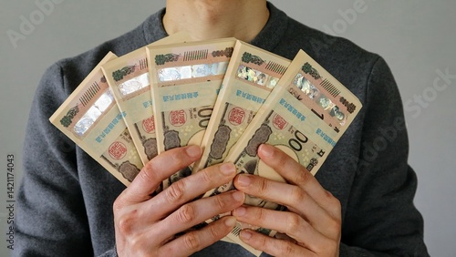 札束を持つ人物