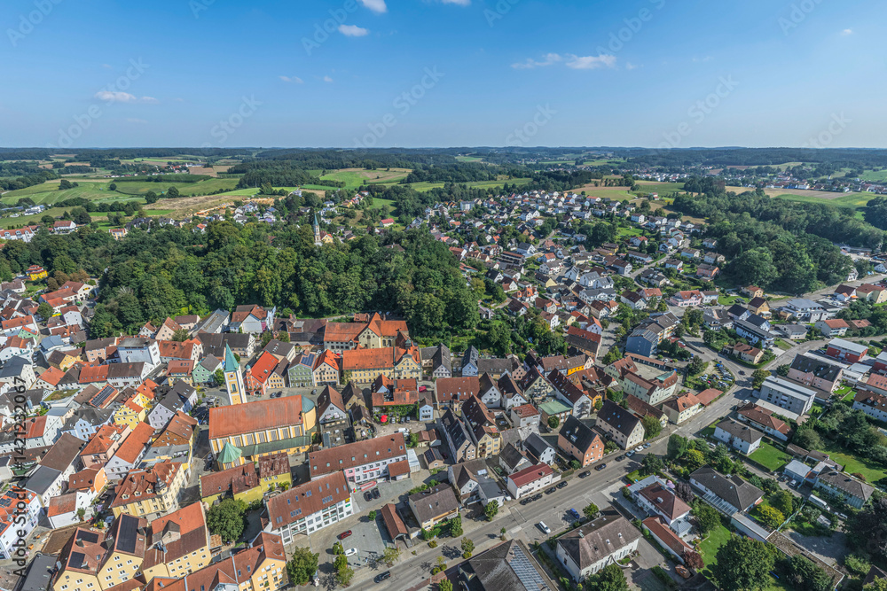 Ausblick auf Mainburg im Zentrum der Hallertau an einem sonnigen Spätsommertag
