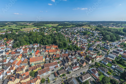 Ausblick auf Mainburg im Zentrum der Hallertau an einem sonnigen Spätsommertag